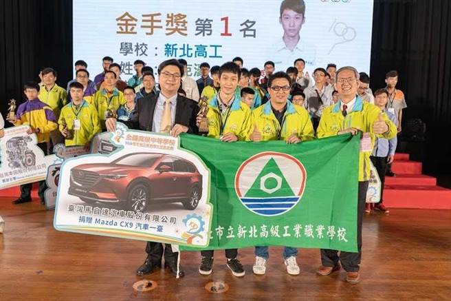 新北高工廖克濠(左二)技優保送國立臺北科技大學機電技優領航專班。（新北市教育局提供／許哲瑗新北傳真）