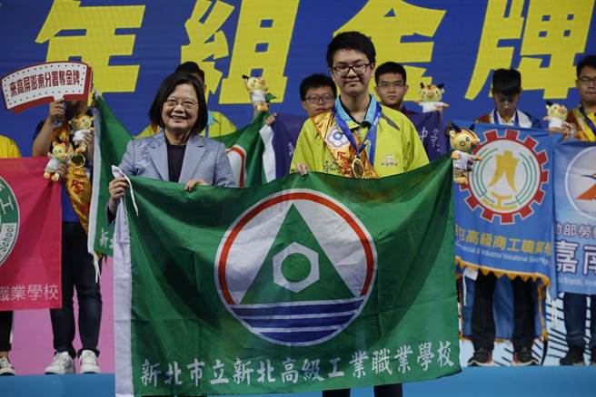 新北高工仇胤年(右)技優保送國立臺灣科技大學機電技優專班。（新北市教育局提供／許哲瑗新北傳真）