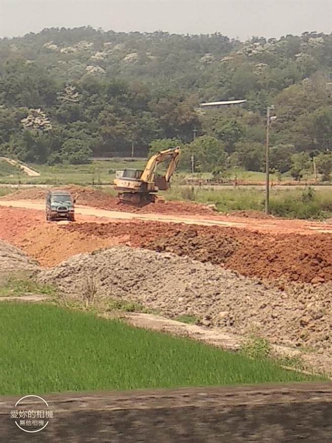 苗栗縣刑大月前在銅鑼鄉查獲非法棄土案。（苗栗縣警局提供／謝明俊苗栗傳真）