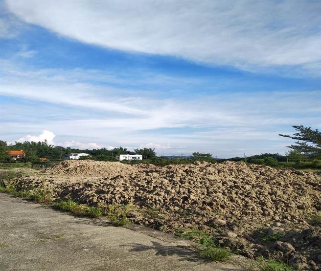 苗栗縣刑大月前在銅鑼鄉查獲非法棄土案。（苗栗縣警局提供／謝明俊苗栗傳真）