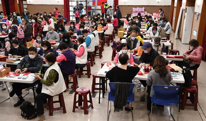发放礼金的「大工程」，28日一上班，全市73里的里干事、志工与市公所员工共数百人，群集在介寿艺文生活馆点钞并将现金逐一分装进红包袋。（吴敏菁摄）