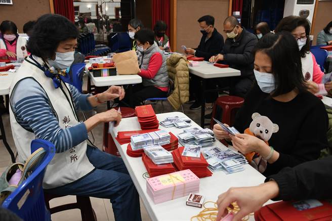 发放礼金的「大工程」，28日一上班，全市73里的里干事、志工与市公所员工共数百人，群集在介寿艺文生活馆点钞并将现金逐一分装进红包袋。（吴敏菁摄）