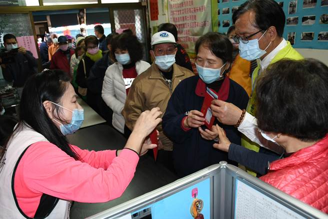 发放礼金的「大工程」，28日一上班，全市73里的里干事、志工与市公所员工共数百人，群集在介寿艺文生活馆点钞并将现金逐一分装进红包袋。（吴敏菁摄）