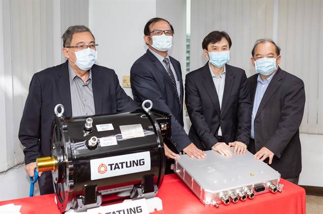 大同执行副总经理戴丰树，工研院机械所胡竹生所长，大同总经理锺依文，大同中研所黄启芳所长。（由左至右）（任佩云摄）