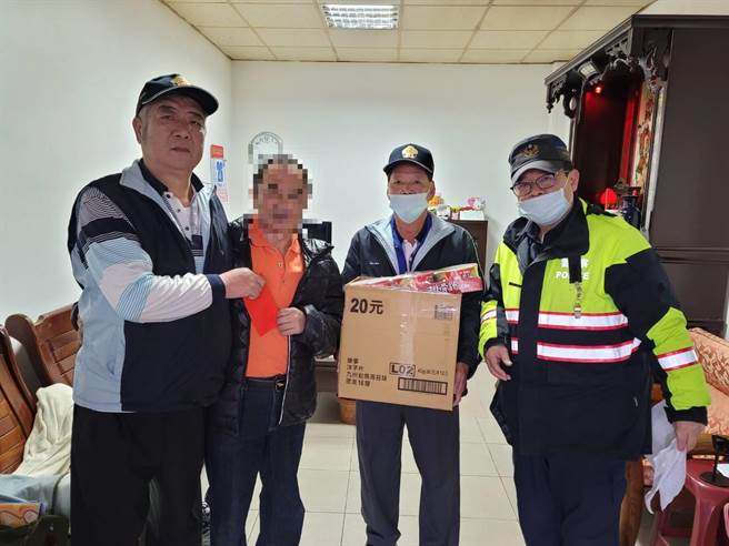 新北市金山警分局结合老梅警友站及辖区里长，年终关怀辖区弱势民眾。（金山警分局提供）