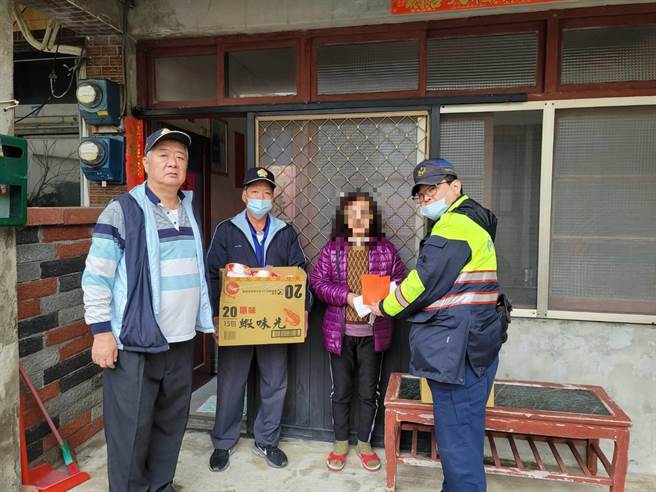 新北市金山警分局结合老梅警友站及辖区里长，年终关怀辖区弱势民眾。（金山警分局提供）