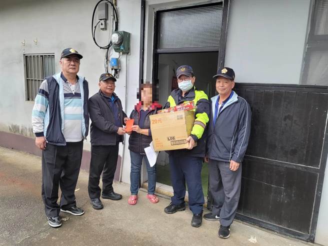 新北市金山警分局结合老梅警友站及辖区里长，年终关怀辖区弱势民眾。（金山警分局提供）