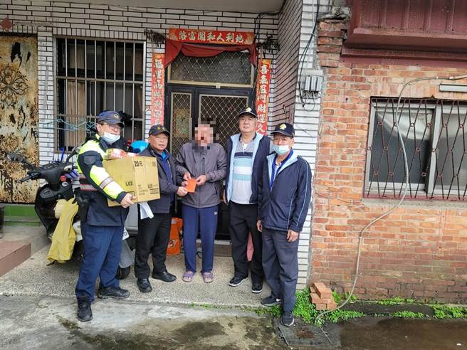 新北市金山警分局结合老梅警友站及辖区里长，年终关怀辖区弱势民眾。（金山警分局提供）