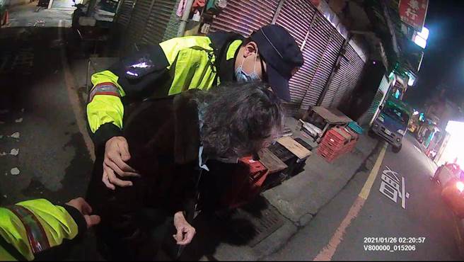 新北市瑞芳警分局协助失智妇人返家。（瑞芳警分局提供）