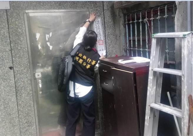 行政执行署桃园分署配合法务部行政执行署推动「强力执行滞欠防疫案件罚锾专案」，28日上午兵分多路，由5名行政执行官带队执行，查封2名拒缴新冠肺炎民眾房屋。（行政执行署提供／赖佑维桃园传真）