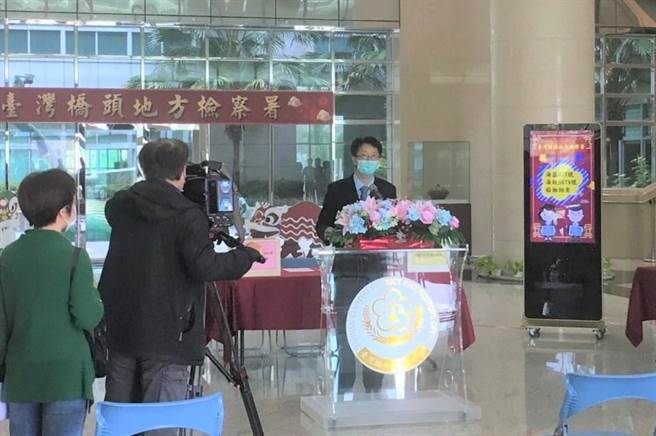 桥头地检署28日上午在1楼大厅举办船舶拍卖会，其中一艘「海盛877号」抽砂船以价金2365万元拍出，拍卖会顺利圆满。（检方提供／林瑞益高雄传真）