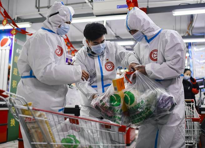 吉林通化疫情扩散紧急封城，引发40万市民断粮危机，当局组织志愿者为市民购物跑腿，解决粮食与生活用品问题。（图／新华社）