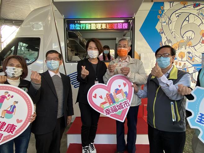 嘉義市副市長陳淑慧（左三）、交通部公路總局副局長黃運貴（左二）以79歲黃阿公（右二）順利換照為楷模，籲請長輩配合換照。（廖素慧攝）