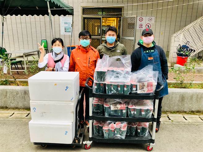 桃医爆发院内感染后，业者为替医护人员加油打气，特地提供餐饮。（姜霏翻摄）
