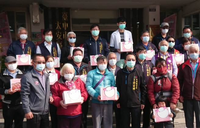 大安区农会做公益不落人后，28日举办「安农香肠送爱心」捐赠仪式，嘉惠大安等共计375个弱势户。（陈淑娥摄）