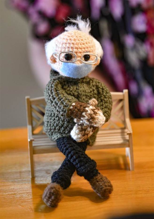 托比花了7小時編織的桑德斯Q版毛線娃娃，在eBay賣出台幣58萬高價，她將把所得捐給慈善團體。(美聯社)