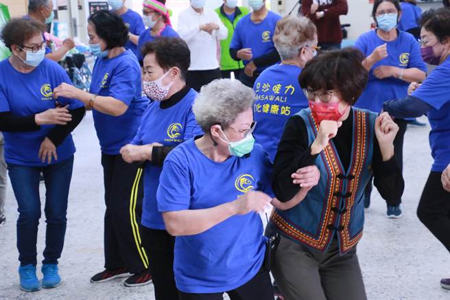 台东县长饶庆铃（前排着红色口罩者）28日前往台东富冈巴沙哇力文健站，针对膳食所使用猪肉等肉品食材来源筛检。（台东县政府提供／蔡旻妤台东传真）