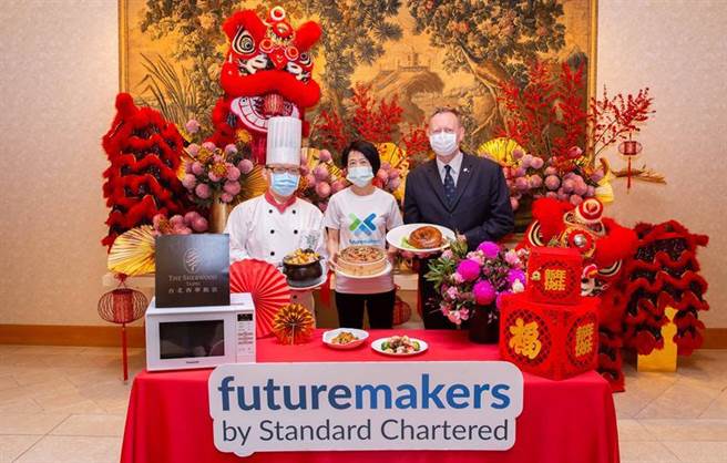 （渣打Futuremakers公益计画送年菜、送微波炉给需要帮助的家庭。图／业者提供）