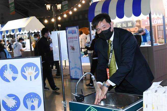 （台北电玩展开幕，台北市电脑公会理事长彭双浪带头洗手落实防疫。图／电脑公会提供）