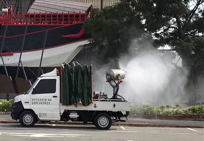 台南市卫生局指出，此次将支援消毒设备与相关防疫物资及人力、物力支援，图为雾炮车。(台南市卫生局提供／曹婷婷台南传真)