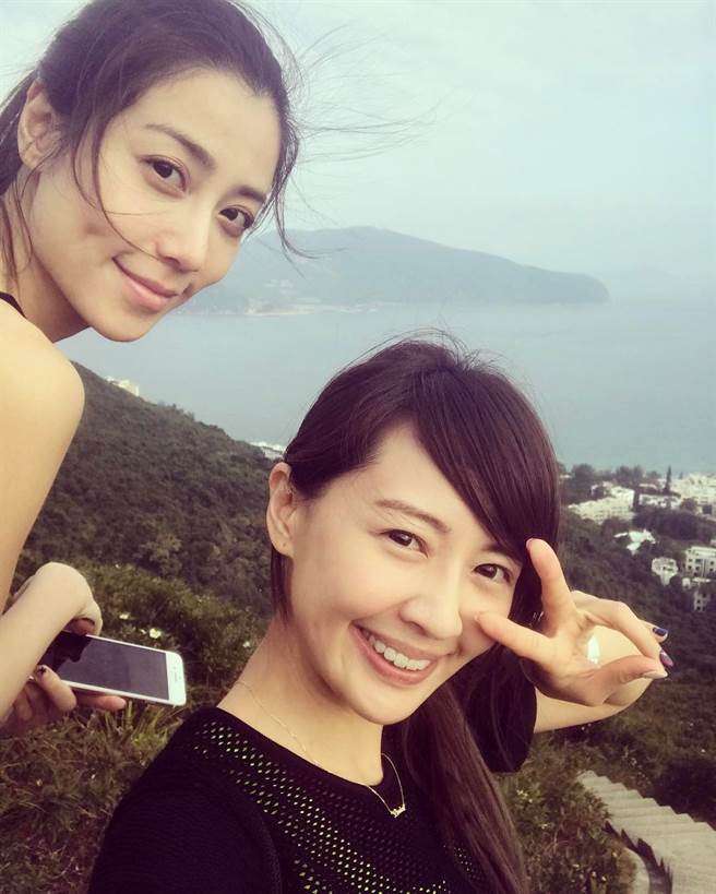 The skinny girl (left) poses with actress Lai Weiru.  (Taken from Lai Weiru IG)