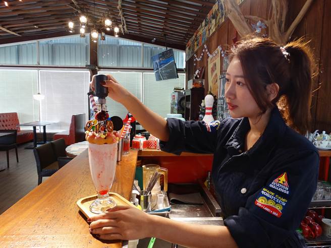 林芳如於美式餐廳負責研發、行銷產品，工作專注、手腳俐落，鮮少人知她曾幸運2度逃離疫區，打亂人生規畫，卻也換方式圓了出國夢。（巫靜婷攝）