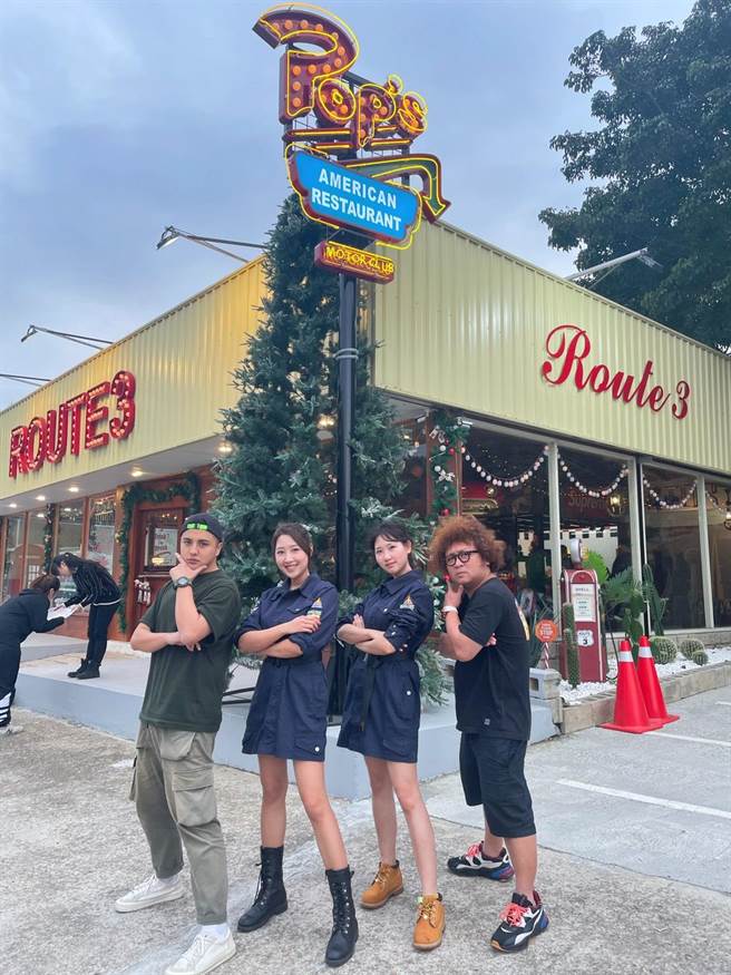 林芳如（左二）於美式餐廳負責研發、行銷產品，未來若順利赴法完成學業，餐廳將交由手足繼續經營，圖為她與妹妹（右二）及藝人合照。（林芳如提供／巫靜婷苗栗傳真）