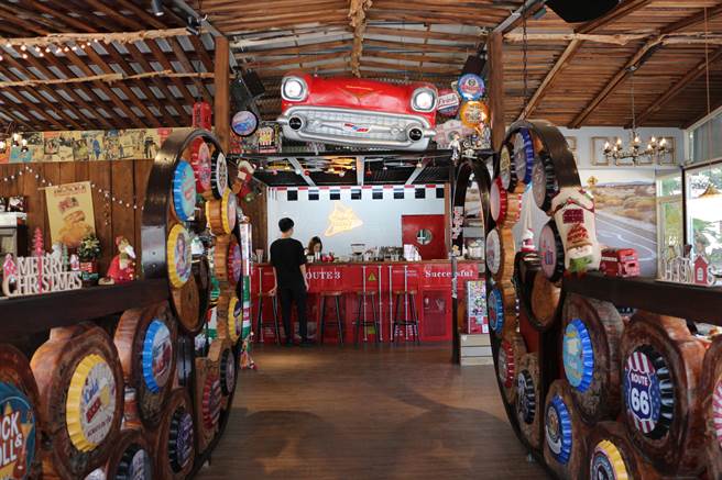 林芳如在鄰近大湖酒莊的台3線旁經營美式餐廳「3號公路」，裝潢設計有濃濃美式風情。（巫靜婷攝）