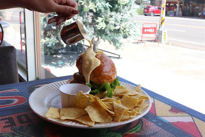 林芳如參考國外食譜，研發出在法國看見卻沒吃到的「起士熔岩花生堡」，口感豐富，深受顧客喜愛。（巫靜婷攝）