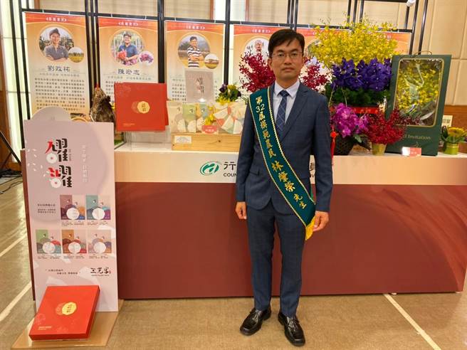 林肇荣为了说服二水乡农民改变惯行农法，亲自下田种了一块示范稻田，採用IPM栽培模式，农法更友善安全，以科学化管理就能轻松达到预期生产收益，成功证明「种田是一件轻松快乐的事情」，也一举获奖成为董事长级的稻米达人。（林肇荣提供／谢琼云彰化传真）