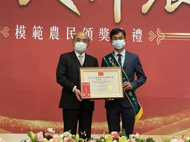 三光米董事长林肇荣（右）不只卖米，也很会种好米，今年荣获农委会第32届全国模范农民殊荣，接受行政院长苏贞昌颁奖表扬。（林肇荣提供／谢琼云彰化传真）
