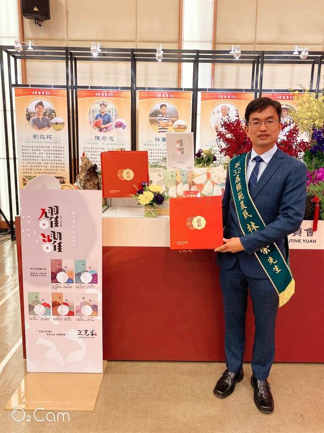 林肇荣为了说服二水乡农民改变惯行农法，亲自下田种了一块示范稻田，採用IPM栽培模式，农法更友善安全，以科学化管理就能轻松达到预期生产收益，成功证明「种田是一件轻松快乐的事情」，也一举获奖成为董事长级的稻米达人。（林肇荣提供／谢琼云彰化传真）