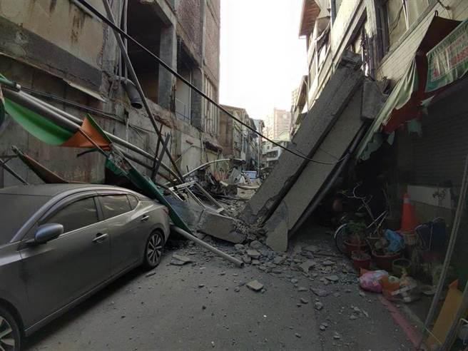 惊险瞬间影片曝 高雄旧今日戏院外墙倒塌砸车 波及住户惊魂（柯宗纬翻摄）