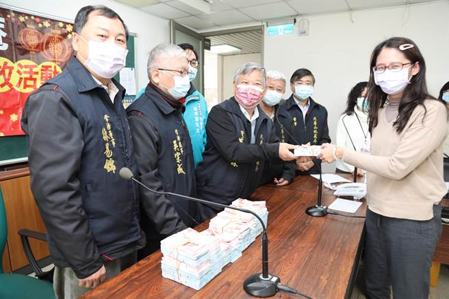 財團法人九華山地藏庵28日捐贈嘉義縣855萬1400元冬令救濟金及白米代金，有1859戶低收入戶受惠。（呂妍庭攝）