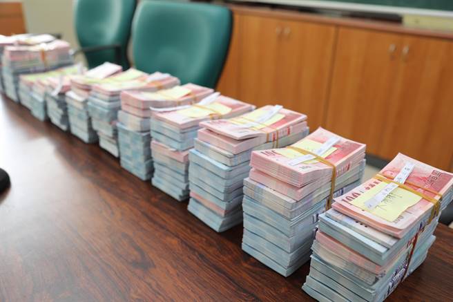 財團法人九華山地藏庵28日捐贈嘉義縣855萬1400元冬令救濟金及白米代金，有1859戶低收入戶受惠。（嘉義縣政府提供∕呂妍庭嘉義傳真）