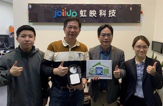 （虹映科技「JoiiSports」与英华达「全家宝」于近日完成软硬体系统整合，共同携手将运动及生理数据转为「人体仪表板」，让民眾随时掌握自己的健康。图／英华达提供）