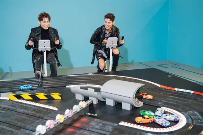 邱宇辰（左）、夏和熙逗趣赛车。（宽宏艺术提供）