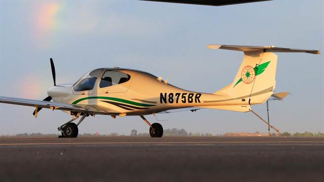 长荣航空飞行学院拥有7架 DA-40单引擎飞机、1架 DA-20单引擎飞机、1架 DA-42双引擎飞机及FAA Level 5 DA-40训练模拟机，并具有美国联邦航空总署核发认证 FAA Part 141飞行学校、FAA Part 135维修厂及 Diamond Aircraft 维修中心 。（长荣航空提供）