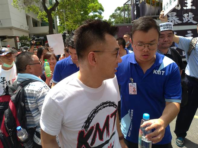 陈俊安（右着蓝衣者）。（黄福其摄）