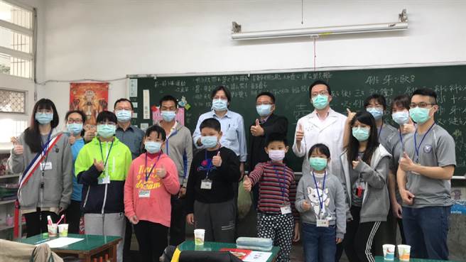 台大口腔卫生服务队，前往云林县元长乡和平国小进行卫教、义诊。（台大口腔卫生服务队提供／张朝欣云林传真）