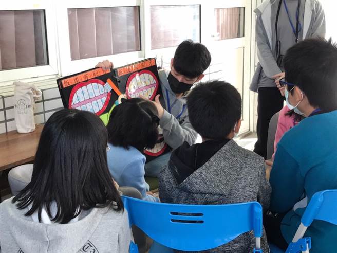 台大口腔卫生服务队，前往云林县元长乡和平国小进行卫教、义诊。（台大口腔卫生服务队提供／张朝欣云林传真）