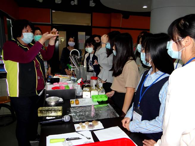 正修科大妆彩系老师教导学生如何制作晶漾艺术皂。（林雅惠摄）