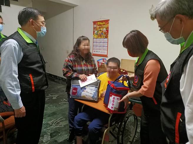 犯罪被害人保护协会董事长邢泰钊与犯罪被害人保护协会同仁访视弱势被害人家庭。（犯保协会提供）