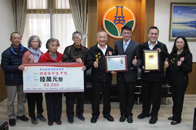 卓兰镇民泰雅族人杨维盛考取全国技术士甲级证照，为苗栗县首位原住民荣获甲级技术士证照殊荣，苗栗县长徐耀昌28日颁发6万元奖励金。（何冠娴摄）