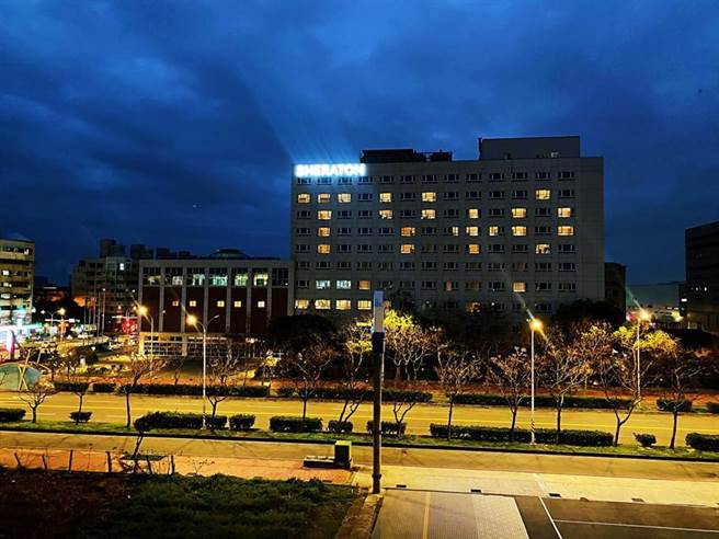 桃园喜来登酒店利用住房灯光，在外墙上呈现「TY＋0」。图／桃园喜来登酒店提供