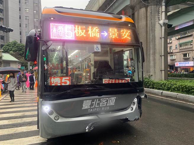 51歲黃姓男子今（28日）下午3時許，駕駛橘5公車行經新北市中和區中正路、板南路口，疑因路口燈號轉換未減速，直接撞上前方賓士E200及3輛機車。（翻攝）