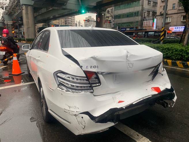 51歲黃姓男子今（28日）下午3時許，駕駛橘5公車行經新北市中和區中正路、板南路口，疑因路口燈號轉換未減速，直接撞上前方賓士E200及3輛機車。（翻攝）