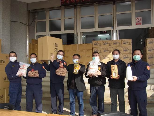 雲林縣北港警分局關懷貧困及弱勢邊緣戶，發起「敬老扶貧關懷慰問弱勢活動」。（張朝欣攝）