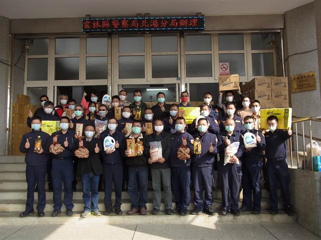 雲林縣北港警分局關懷貧困及弱勢邊緣戶，發起「敬老扶貧關懷慰問弱勢活動」。（張朝欣攝）