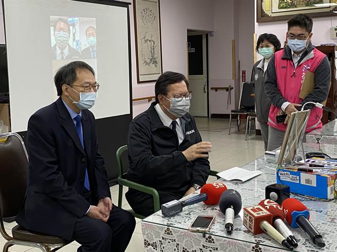 桃园市长郑文灿28日到同安老人长照中心关心防疫作为，并和79岁的魏伯伯视讯，魏当场高歌「榕树下」证明通讯无碍，郑笑讚：「脑袋不要装烦恼！」（蔡依珍摄）